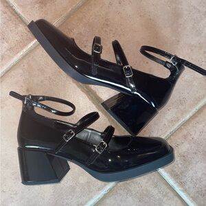 Gorgeous Maryjane shiny heeled shoes